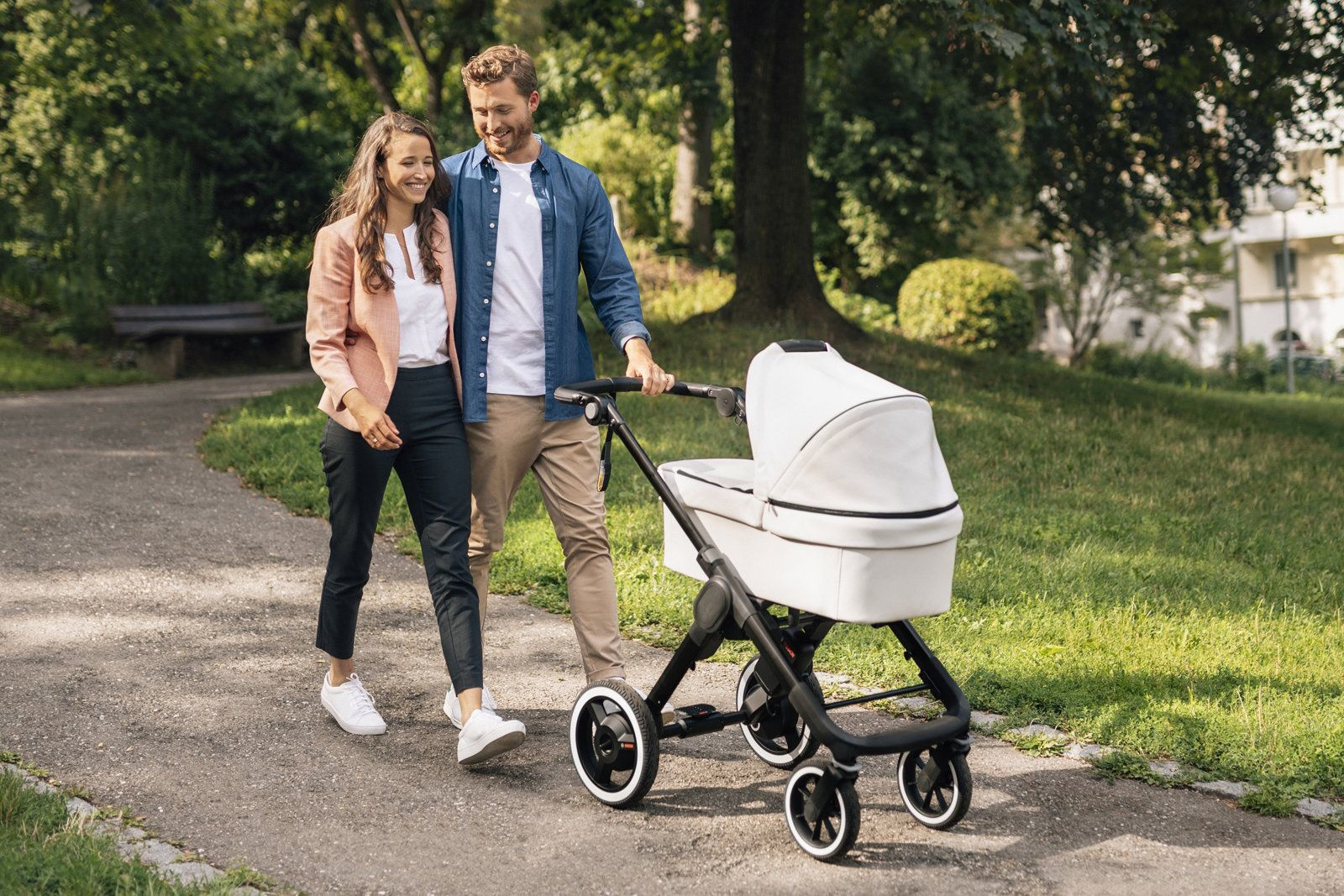 Коляски прогулка фото. Коляска Bosch Stroller. Ребенок в коляске. На коляску. Семья с коляской.